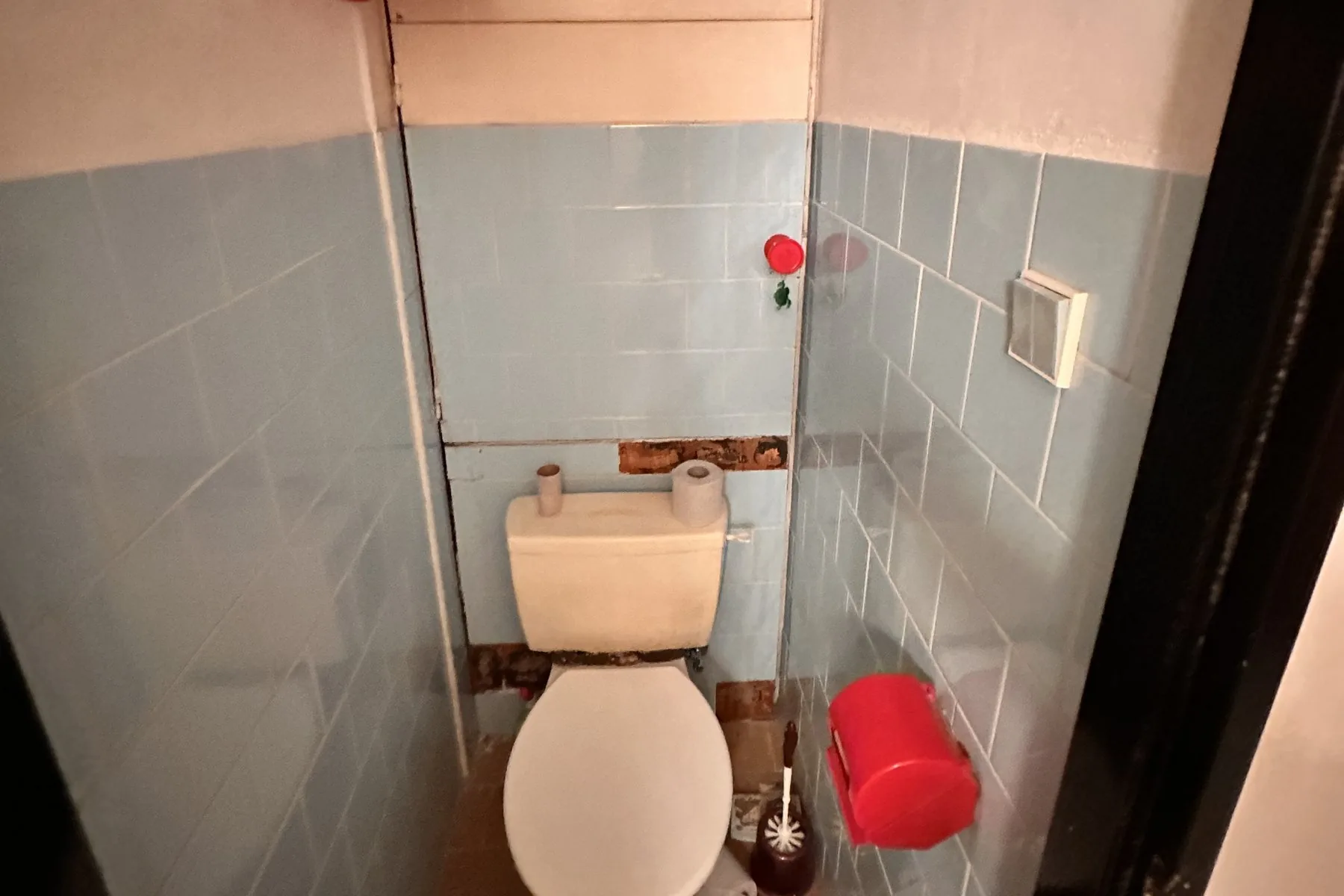 původní WC s dobovými obklady